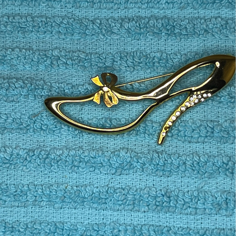 Elegant Gold Brooch with Crystal Accents